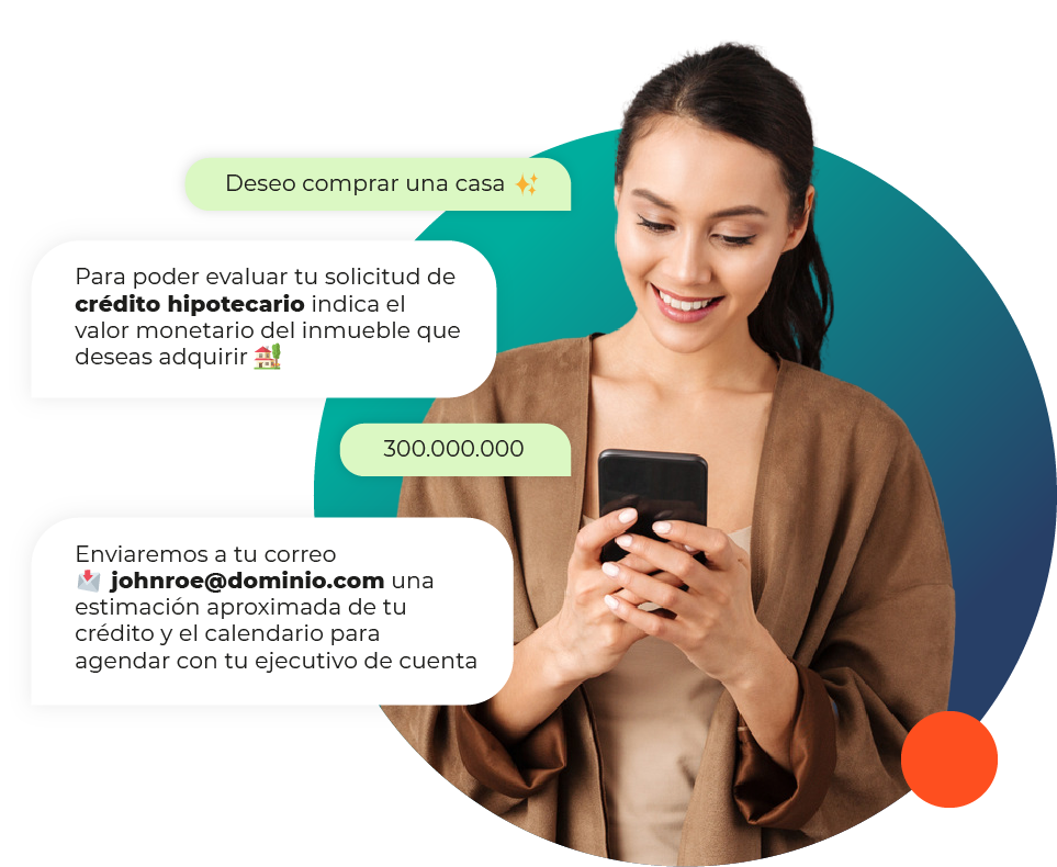Clienta solicitando un crédito hipotecario a través de un chat en su teléfono