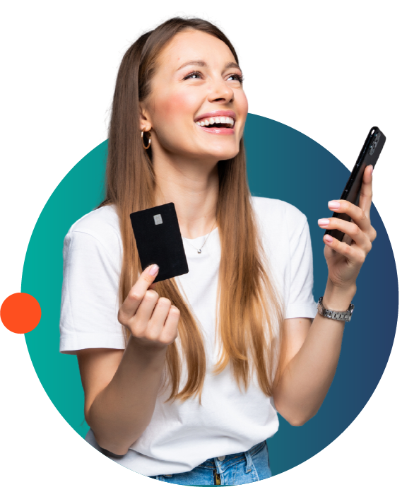 Clienta sonriente con una tarjeta de pago y su teléfono