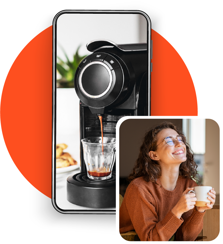 Clienta tomando café junto a una cafetera en un círculo naranjo
