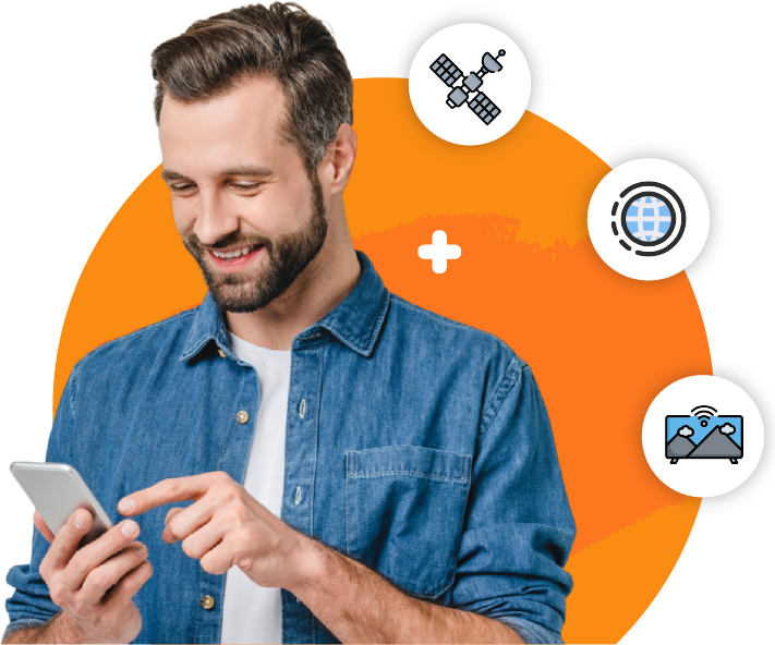 Cliente sonriente usando su teléfono, rodeado de íconos de satélite, internet y televisión
