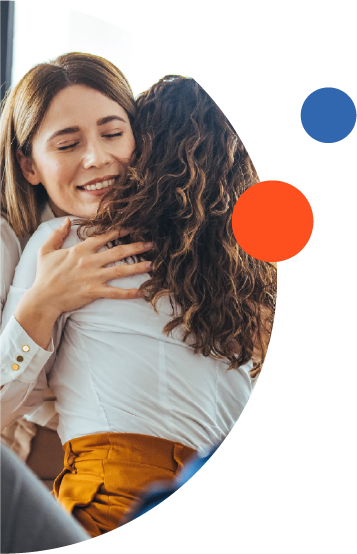 Dos mujeres sonrientes abrazándose
