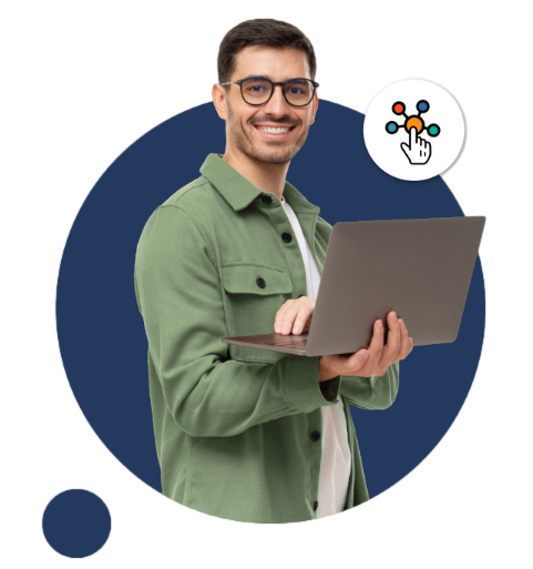 Hombre sonriente con su notebook, sobre un círculo azul marino junto a una burbuja con un ícono de red