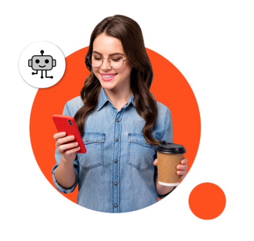 Mujer sonriente con su teléfono y un café, sobre un círculo naranjo junto a la burbuja de un bot
