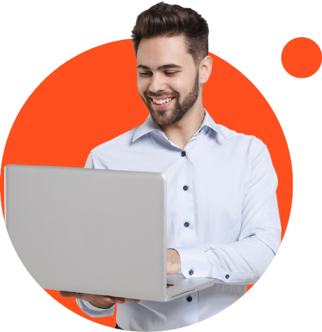 Ejecutivo sonriente trabajando en su notebook, sobre un círculo naranjo
